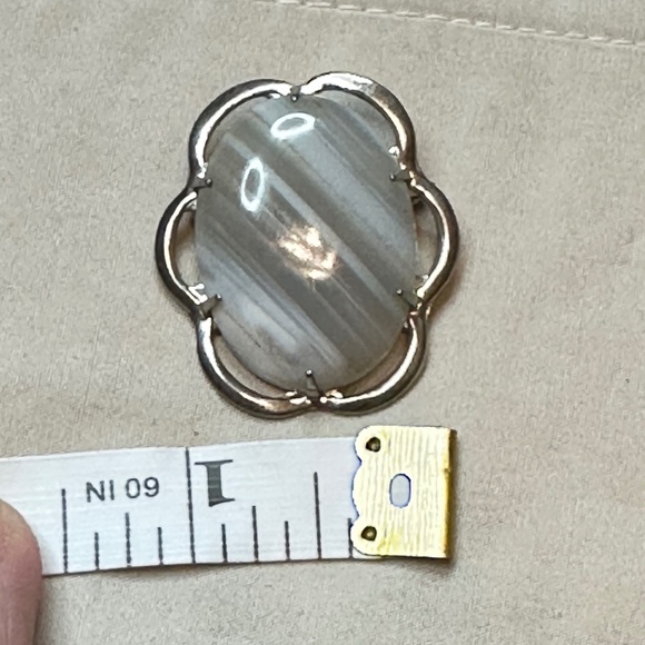 Silver Brooch, White Banded Agate Oval Stone in Silver Flower Frame, Vintage - Picture 6 of 10
